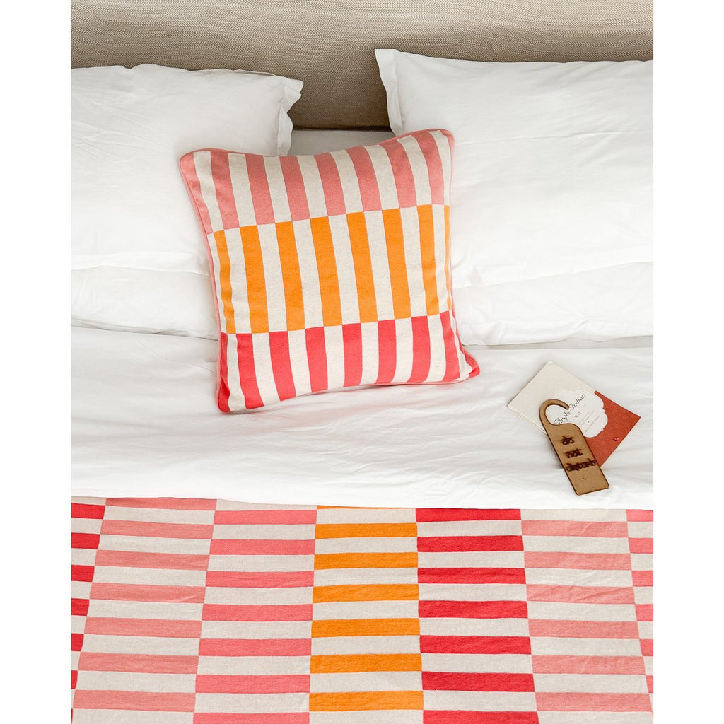 Mojo kussen-dekroze roze, zachte jacquard gebreide katoen.