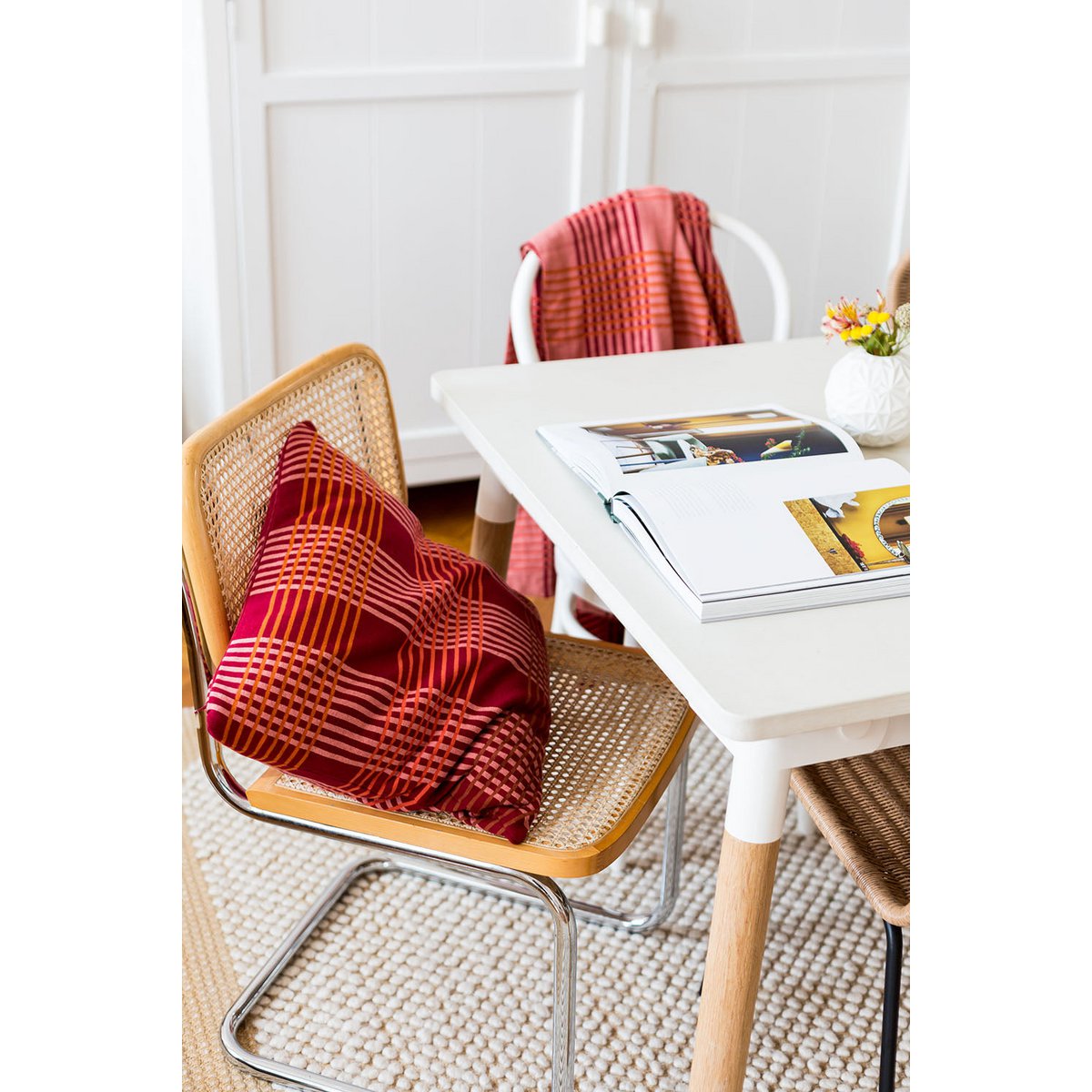 Ruth Kussen Rood, zacht jacquard gebreid katoen