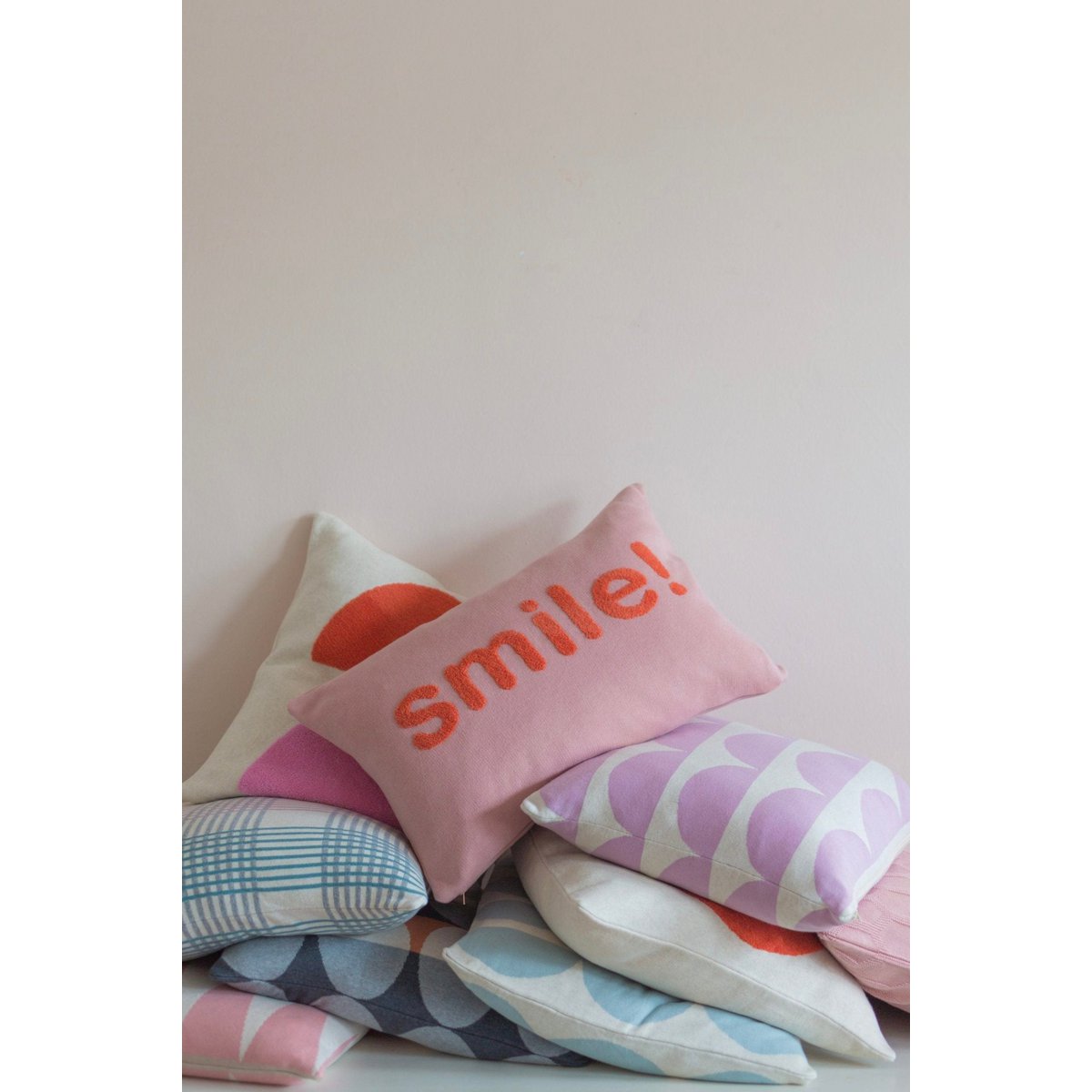 Smile kussen roze, punch naald borduurwerk