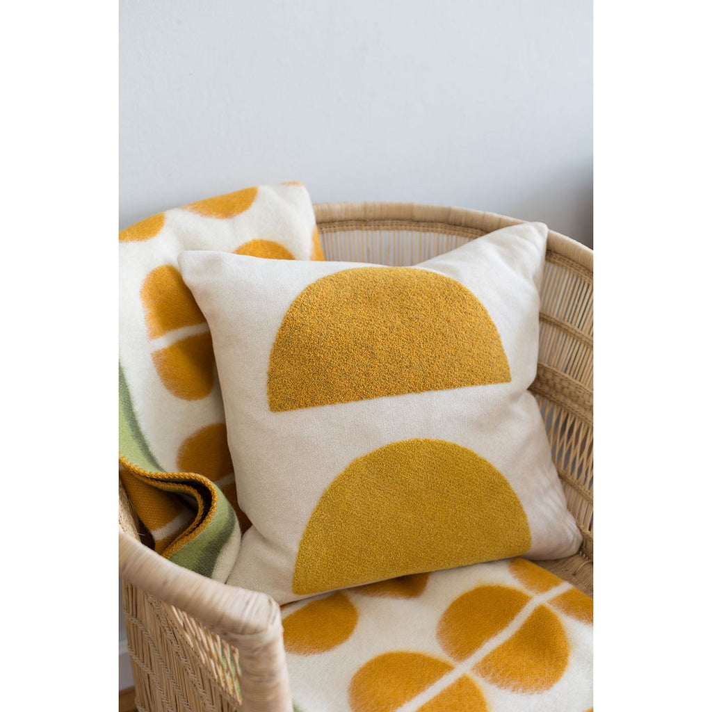 Mona kussen geel, punch naald borduurwerk