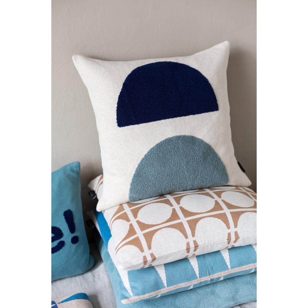 Mona kussenblauw, borduurwerk van de punch naald