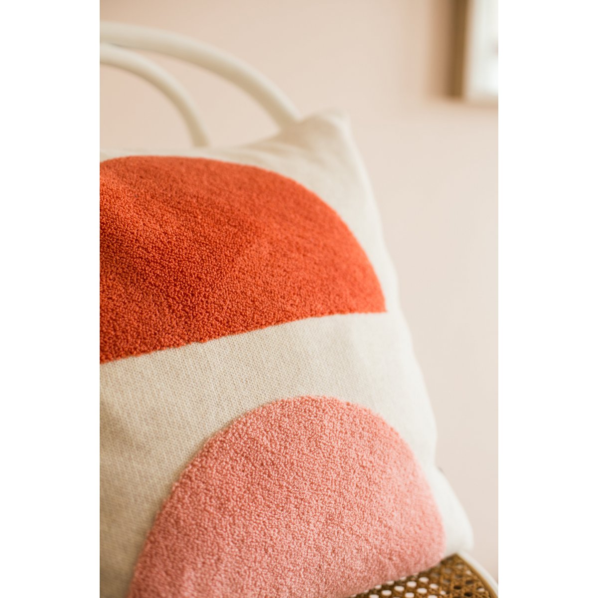 Mona kussen-dekroze roze, punch naald borduurwerk